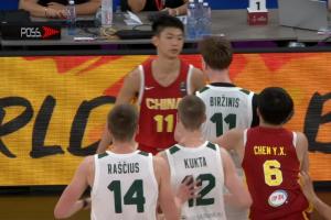 中国U17男篮激怒立陶宛队，对手情绪激动，多次夹臂推人